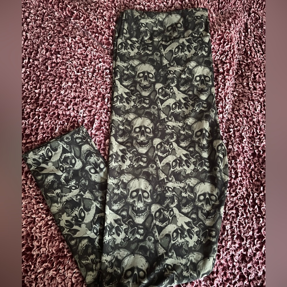 Brand new buttery soft tc2 skull leggings